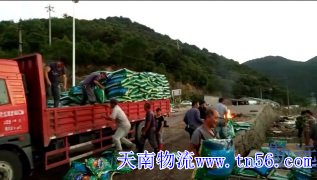 6.8米回程車到農(nóng)場(chǎng)卸化肥